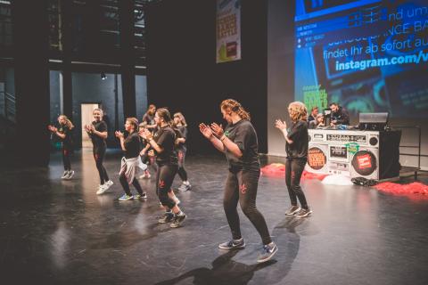 Tänzer auf der Bühne des School Dance Battles.
