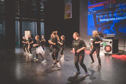 Tänzer auf der Bühne des School Dance Battles.