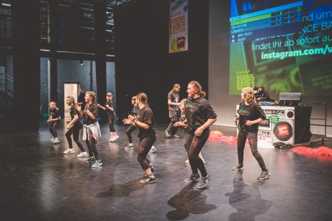 Tänzer auf der Bühne des School Dance Battles.
