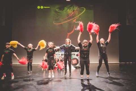 Tänzer auf der Bühne des School Dance Battles.