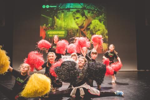 Tänzer auf der Bühne des School Dance Battles.