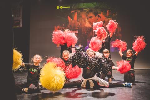 Tänzer auf der Bühne des School Dance Battles.