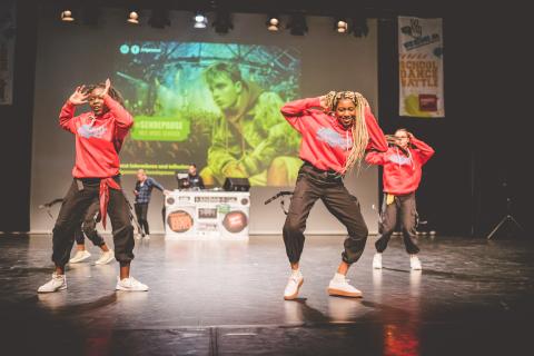 Tänzer auf der Bühne des School Dance Battles.