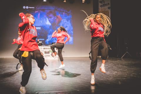 Tänzer auf der Bühne des School Dance Battles.