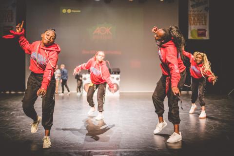 Tänzer auf der Bühne des School Dance Battles.