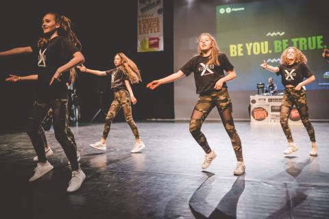 Tänzer auf der Bühne des School Dance Battles.