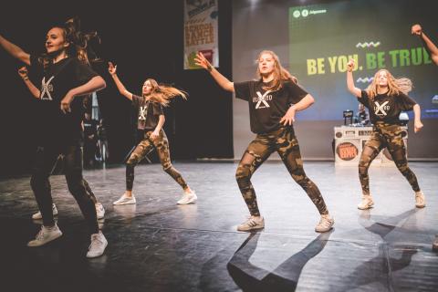 Tänzer auf der Bühne des School Dance Battles.