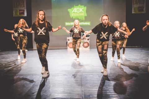 Tänzer auf der Bühne des School Dance Battles.