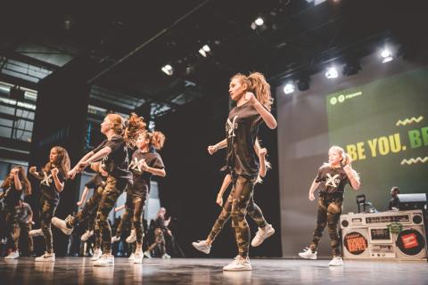 Tänzer auf der Bühne des School Dance Battles.