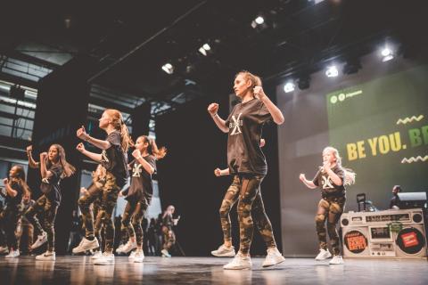 Tänzer auf der Bühne des School Dance Battles.
