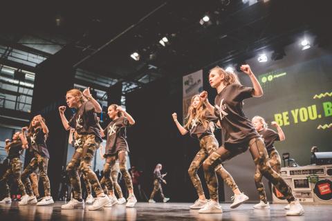 Tänzer auf der Bühne des School Dance Battles.