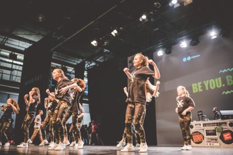 Tänzer auf der Bühne des School Dance Battles.