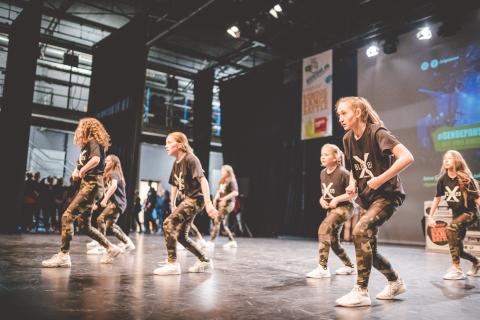 Tänzer auf der Bühne des School Dance Battles.
