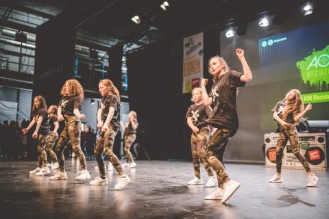 Tänzer auf der Bühne des School Dance Battles.