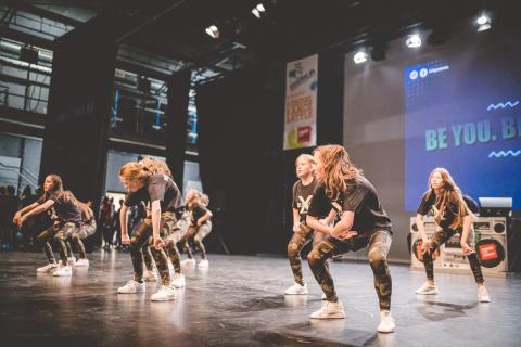 Tänzer auf der Bühne des School Dance Battles.