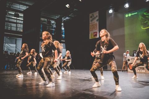 Tänzer auf der Bühne des School Dance Battles.