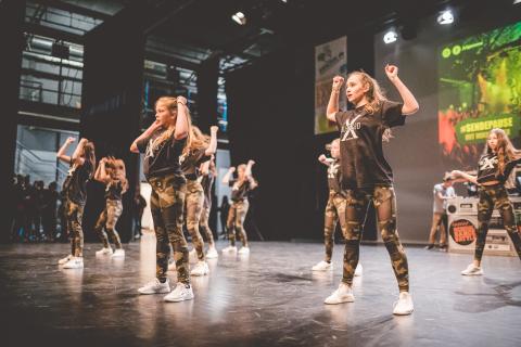 Tänzer auf der Bühne des School Dance Battles.