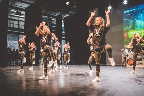 Tänzer auf der Bühne des School Dance Battles.