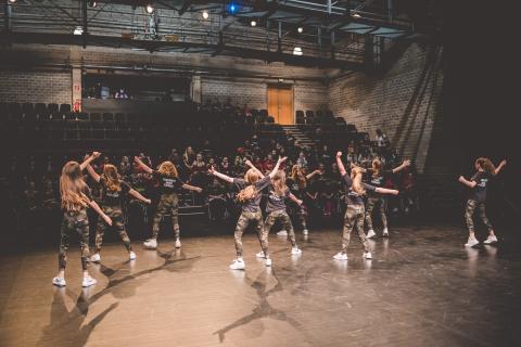Tänzer auf der Bühne des School Dance Battles.