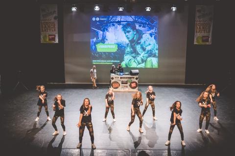 Tänzer auf der Bühne des School Dance Battles.
