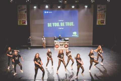 Tänzer auf der Bühne des School Dance Battles.