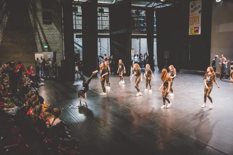 Tänzer auf der Bühne des School Dance Battles.