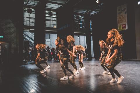 Tänzer auf der Bühne des School Dance Battles.