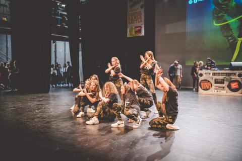 Tänzer auf der Bühne des School Dance Battles.