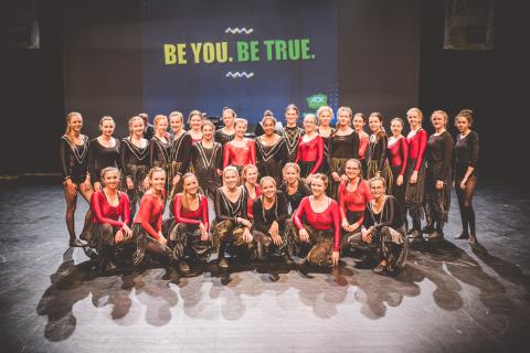 Tänzer auf der Bühne des School Dance Battles.