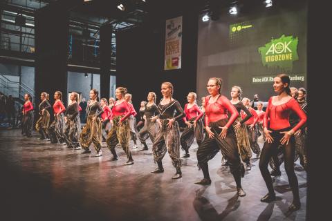 Tänzer auf der Bühne des School Dance Battles.