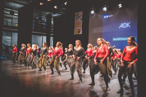 Tänzer auf der Bühne des School Dance Battles.