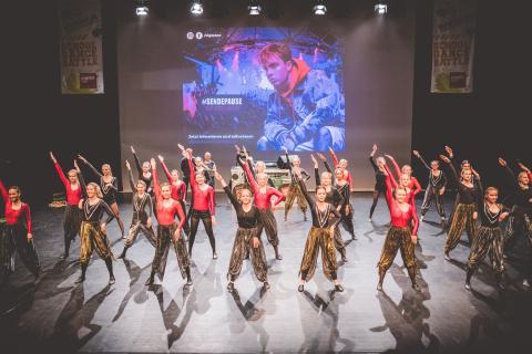 Tänzer auf der Bühne des School Dance Battles.