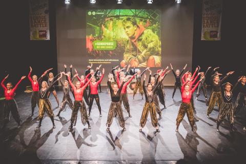 Tänzer auf der Bühne des School Dance Battles.