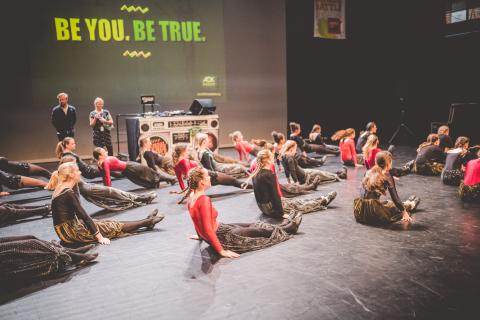 Tänzer auf der Bühne des School Dance Battles.