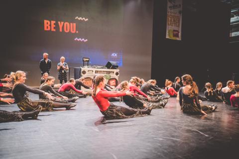 Tänzer auf der Bühne des School Dance Battles.