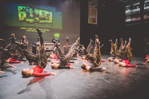 Tänzer auf der Bühne des School Dance Battles.