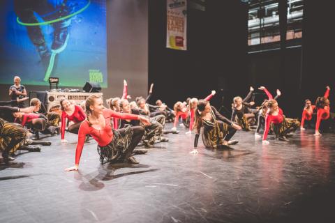 Tänzer auf der Bühne des School Dance Battles.