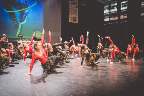 Tänzer auf der Bühne des School Dance Battles.