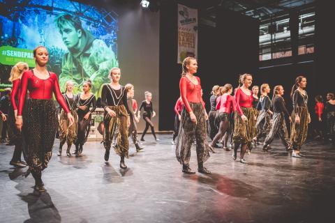 Tänzer auf der Bühne des School Dance Battles.