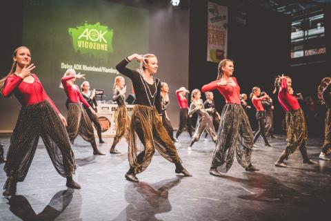 Tänzer auf der Bühne des School Dance Battles.