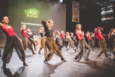 Tänzer auf der Bühne des School Dance Battles.