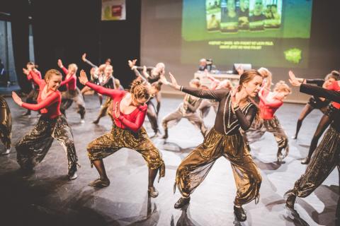 Tänzer auf der Bühne des School Dance Battles.