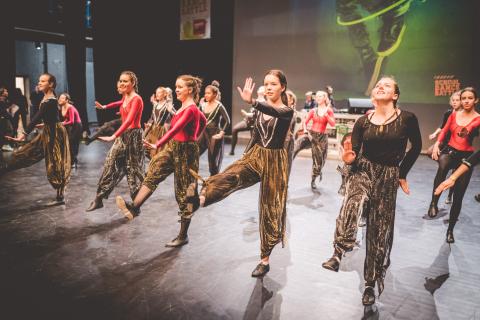 Tänzer auf der Bühne des School Dance Battles.