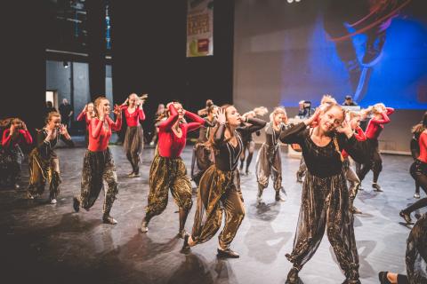 Tänzer auf der Bühne des School Dance Battles.
