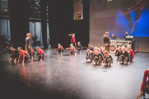 Tänzer auf der Bühne des School Dance Battles.