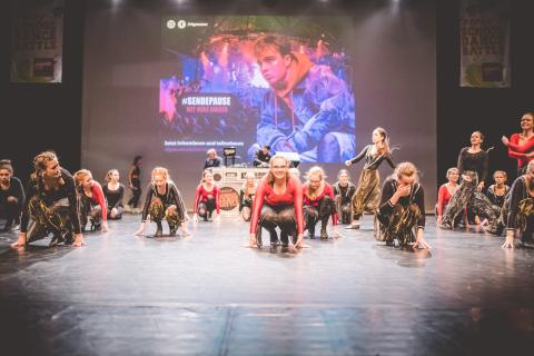 Tänzer auf der Bühne des School Dance Battles.