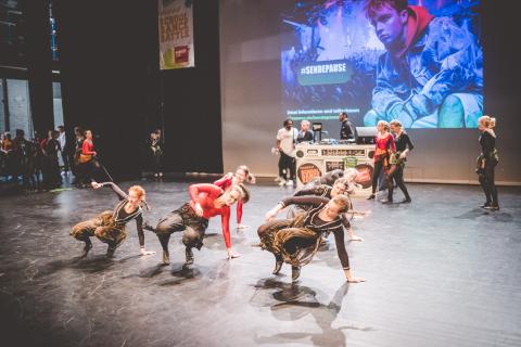 Tänzer auf der Bühne des School Dance Battles.