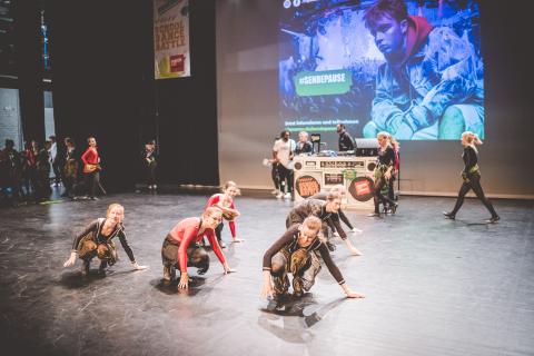 Tänzer auf der Bühne des School Dance Battles.
