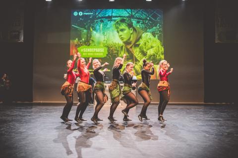 Tänzer auf der Bühne des School Dance Battles.