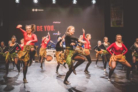 Tänzer auf der Bühne des School Dance Battles.